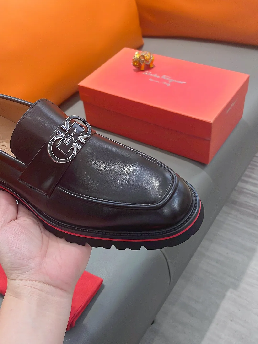 Men's shoes FERRAGAMO "Ferragamo" P540 Regular size: 39-44 (38, 45, 46, 47 customized) (suit shoes) Product materials: Selected first-layer cowhide upper, imported sheepskin lining; original outsole.